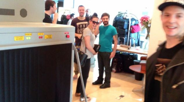 "Toata viata am vrut sa fac asta!". Gestul extrem comis de un cunoscut DJ intr-un aeroport. VIDEO