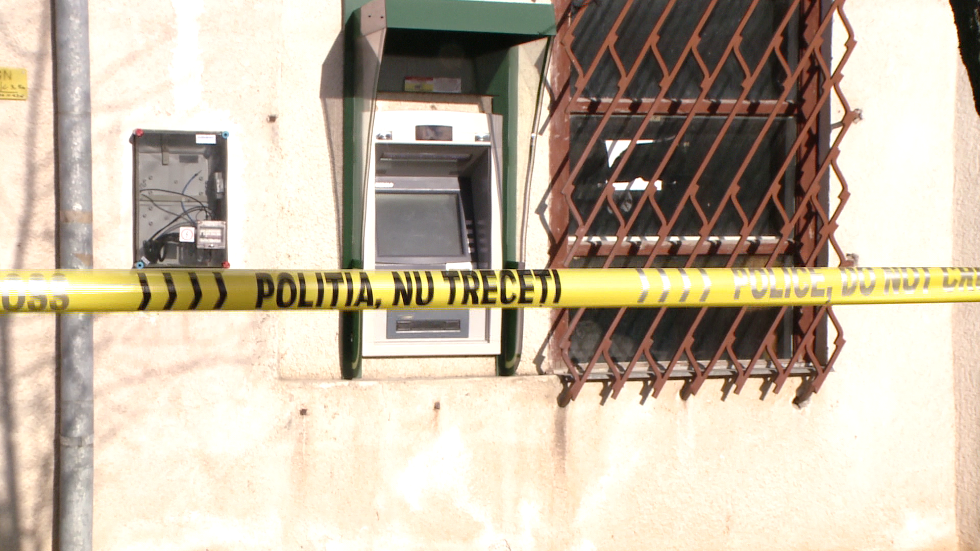 Bancomat din Oradea, vandalizat de hoti. Politistii sunt pe urmele infractorilor care au furat cititorul de carduri