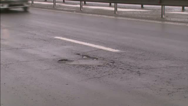 Autostrazile patriei, "ciuruite" de gropi dupa ninsori. Soferii care circula pe ele isi risca viata