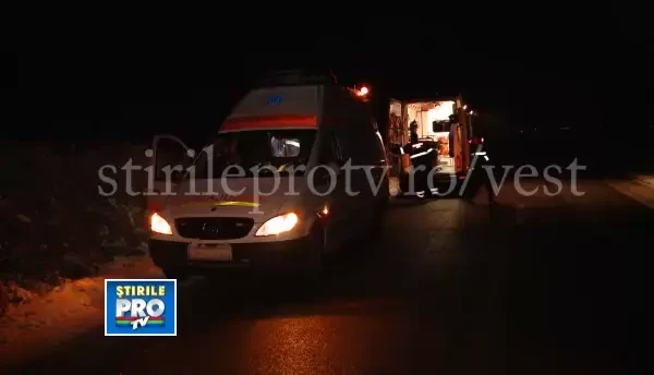 Un microbuz cu pasageri s-a rasturnat in sant din cauza poleiului.Trei persoane au ajuns la spital