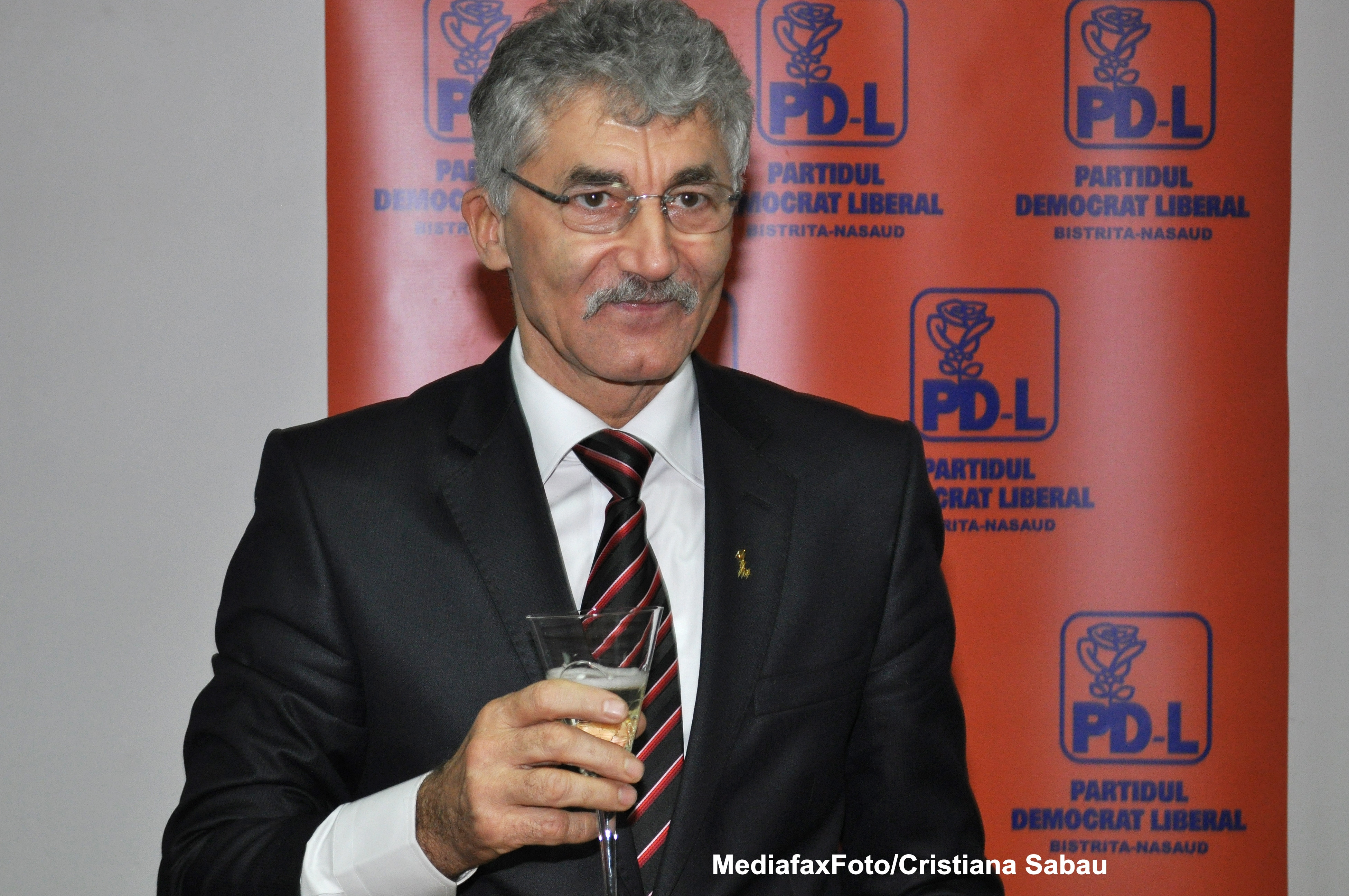 Basescu: Guvernul sa NU emita ordonanta pentru "transferul primarilor". Avocatul Poporului, acuzat de "sabotarea democratiei"