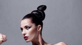 "Si noi putem fi frumoase". Cum arata aceasta tanara, imaginea unui cunoscut producator de cosmetice