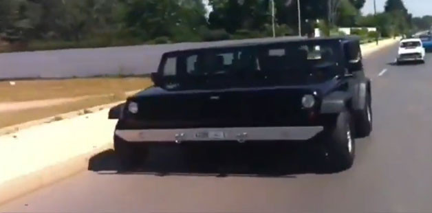 Ultima nebunie: Cum merge Jeepul de 4 metri latime pe sosea! VIDEO