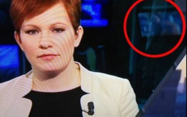 SCANDALOS. Ce au VAZUT milioane de oameni pe ecranul din spatele acestei prezentatoare. VIDEO