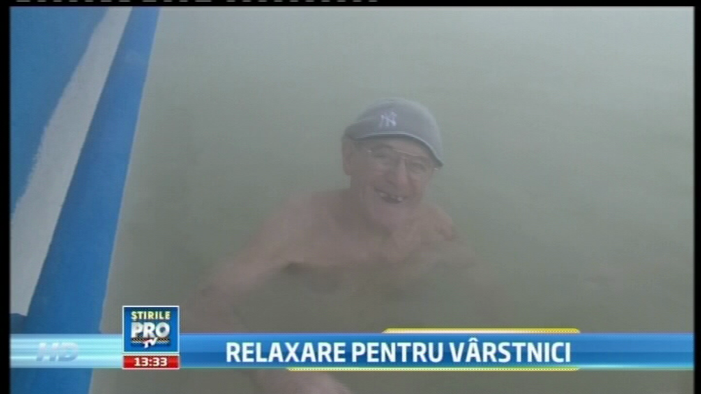 Pensionarii au intrat la apa... termala. S-au balacit in bazinul de afara cu caciuli in cap