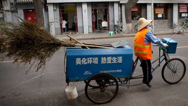 Este milionara, dar de 14 ani se trezeste la 3 dimineata ca sa stranga gunoiul de pe strazi
