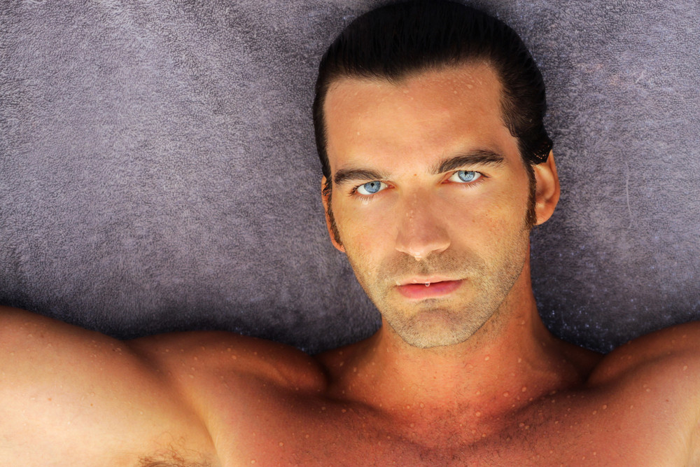 Barbatii atragatori castiga mai mult: Uite cum poti sa-ti maresti veniturile doar avand grija cum arati STUDIU