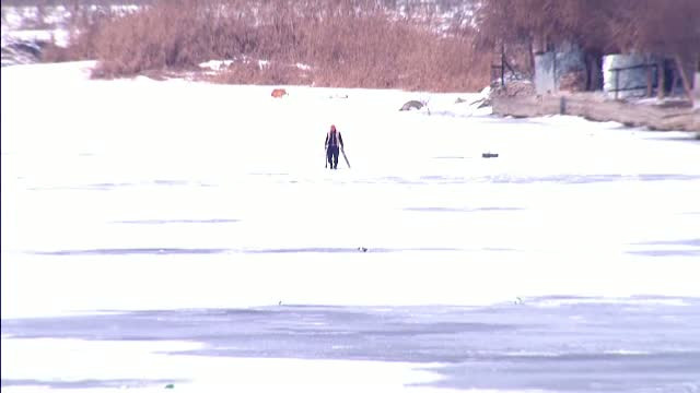 Pescarii amatori care au profitat de vremea buna si s-au mutat pe lacuri, in pericol