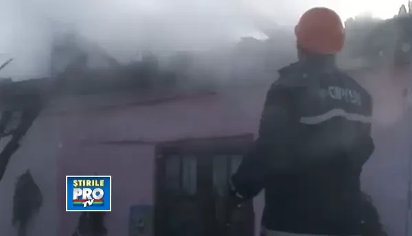 O familie cu 3 copii din Bistrita-Nasaud a ramas pe drumuri dupa ce casa in care traiau a ars