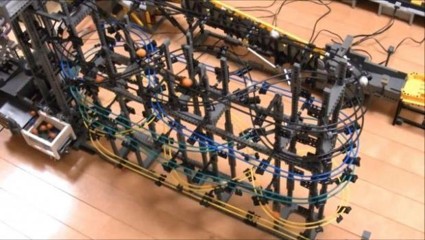 Cea mai tare jucarie din LEGO. A fost facuta de un student japonez si masoara 31 metri. VIDEO