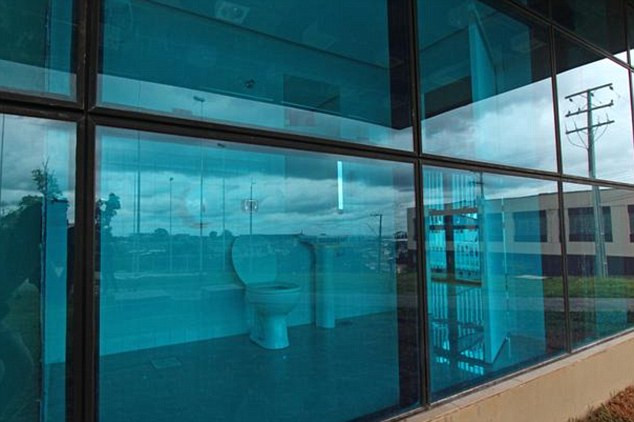 FOTO. Toaleta publica unde nimeni nu ar indrazni sa intre. Totul este la vedere