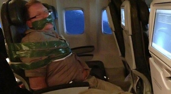 Barbat beat, imobilizat cu banda adeziva de pasageri, in timpul zborului. VIDEO