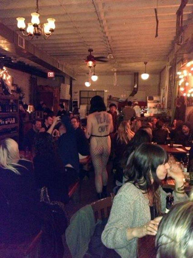 FOTO. Modul inedit in care o chelnerita a ales sa-si petreaca ultima zi de munca la o pizzerie