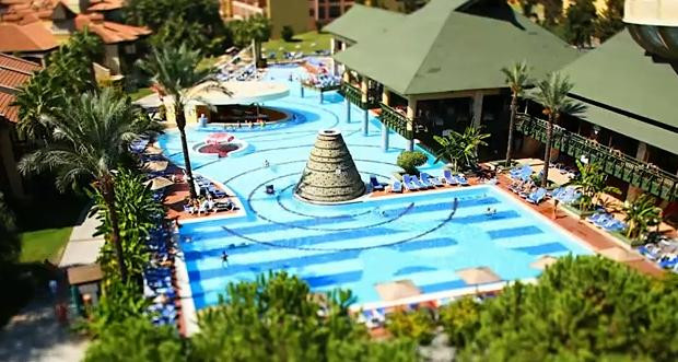 Cum arata surorile care nu au avut voie sa se dea pe un tobogan pentru ca erau prea grase. FOTO