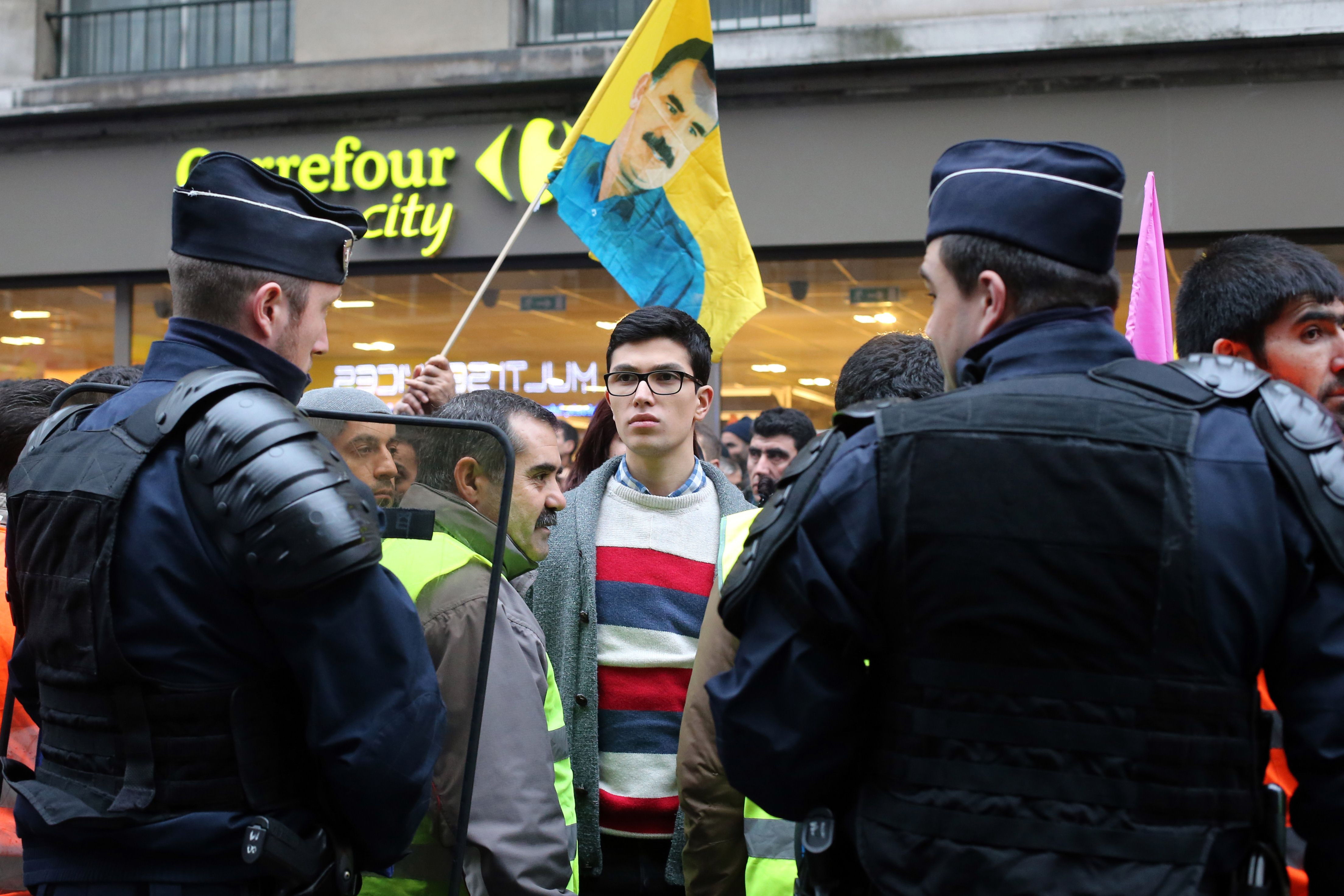 "Aceste asasinate sunt insuportabile". Trei femei kurde, impuscate in stil mafiot la Paris