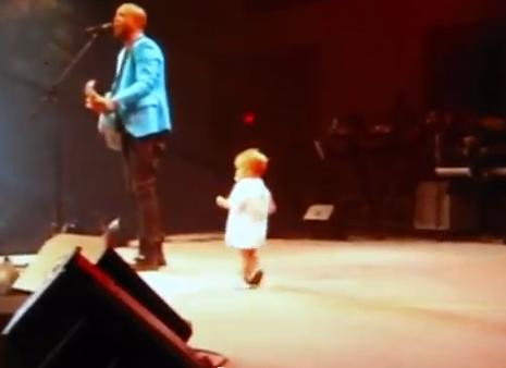 VIDEO. Aparitie neasteptata in timpul unui concert de Anul Nou. Un bebelus danseaza langa tatal sau