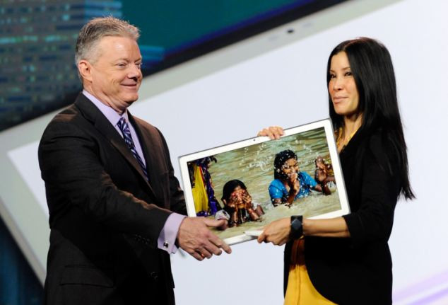 Perfecta pentru filme, dar greu de luat in calatorii. Super-tableta Panasonic cu diagonala de 50 cm