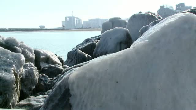 Momente perfecte pentru o fotografie memorabila. Gerul napraznic a transformat marea in patinoar