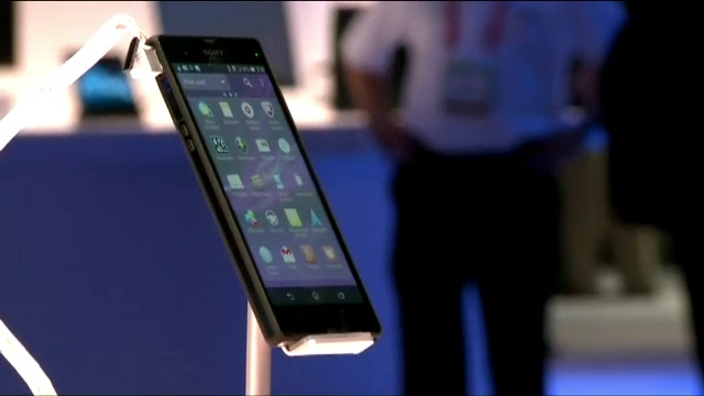 Cele mai ciudate telefoane la CES 2013: unul rezista 15 ani in stand-by, altul e pentru "Apocalipsa"