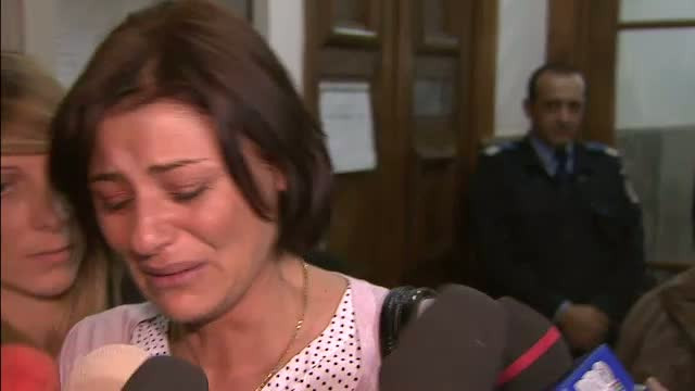 Asediul handbalistelor la judecatoria unde Alina Dobrin e acuzata ca si-a inselat sotul cu o femeie