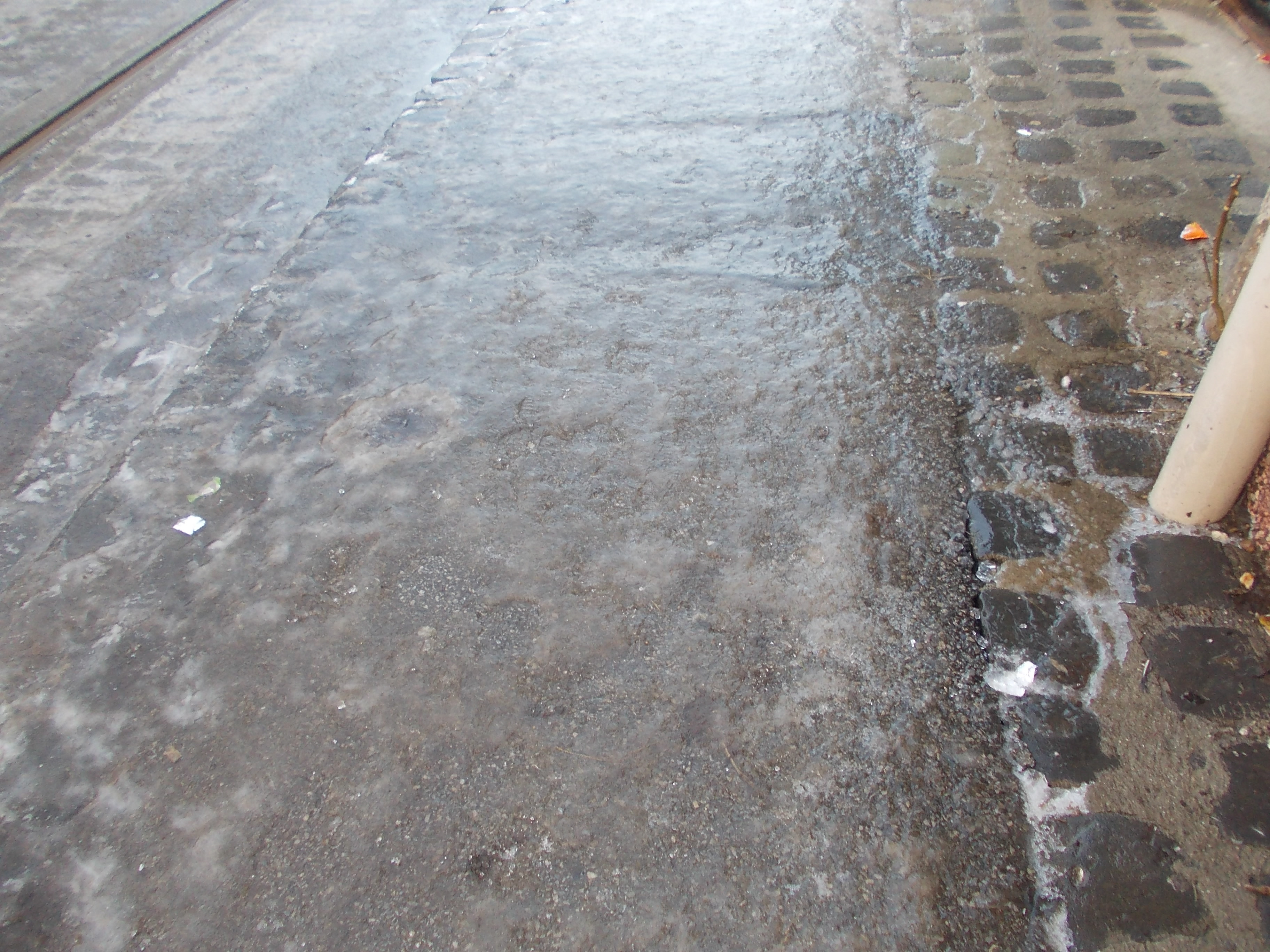 Atentie timisoreni! Trotuarele din oras s-au transformat in patinoare