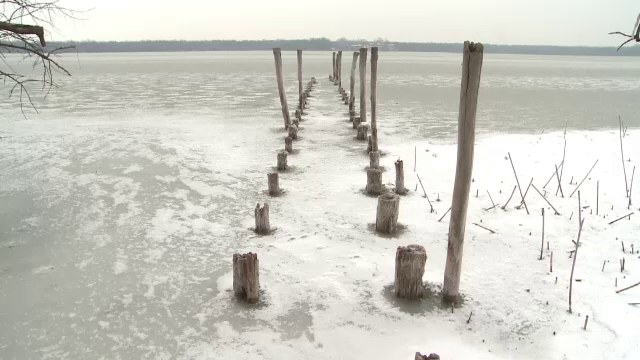A inghetat Lacu Sarat. Imagini spectaculoase cu un fenomen rar intalnit in Romania