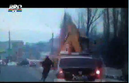 Urmarire ca in filme pe strazile din Chisinau.Un sofer de excavator beat i-a pus pe jar pe politisti