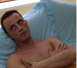 Parasit de logodnica, dar si de noua femeie din viata lui, un barbat de 23 de ani traieste un cosmar