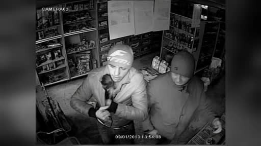 Hoti filmati de camerele de supraveghere cand fura un catelus dintr-un pet-shop. VIDEO