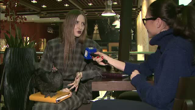 Animalul de companiei al Iuliei Albu este o gaina cu pedigree. Cum este tratata LouLou la salon