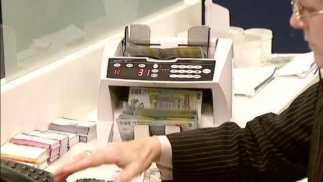 Guvernul a anuntat ca intentioneaza sa mareasca salariul minim de la 700 la 800 de lei pe luna