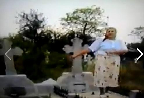 VIDEO. O batranica danseaza pe mormantul sotului sau, in cimitir