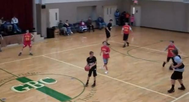 VIDEO. Reusita unui elev de liceu, intr-un meci de baschet. Clipul cu peste 1 milion de vizualizari