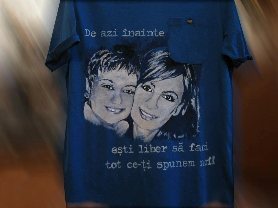 Cum sa imbini munca cu pasiunea. Doua tinere din Timisoara picteaza pe tricouri chipuri umane