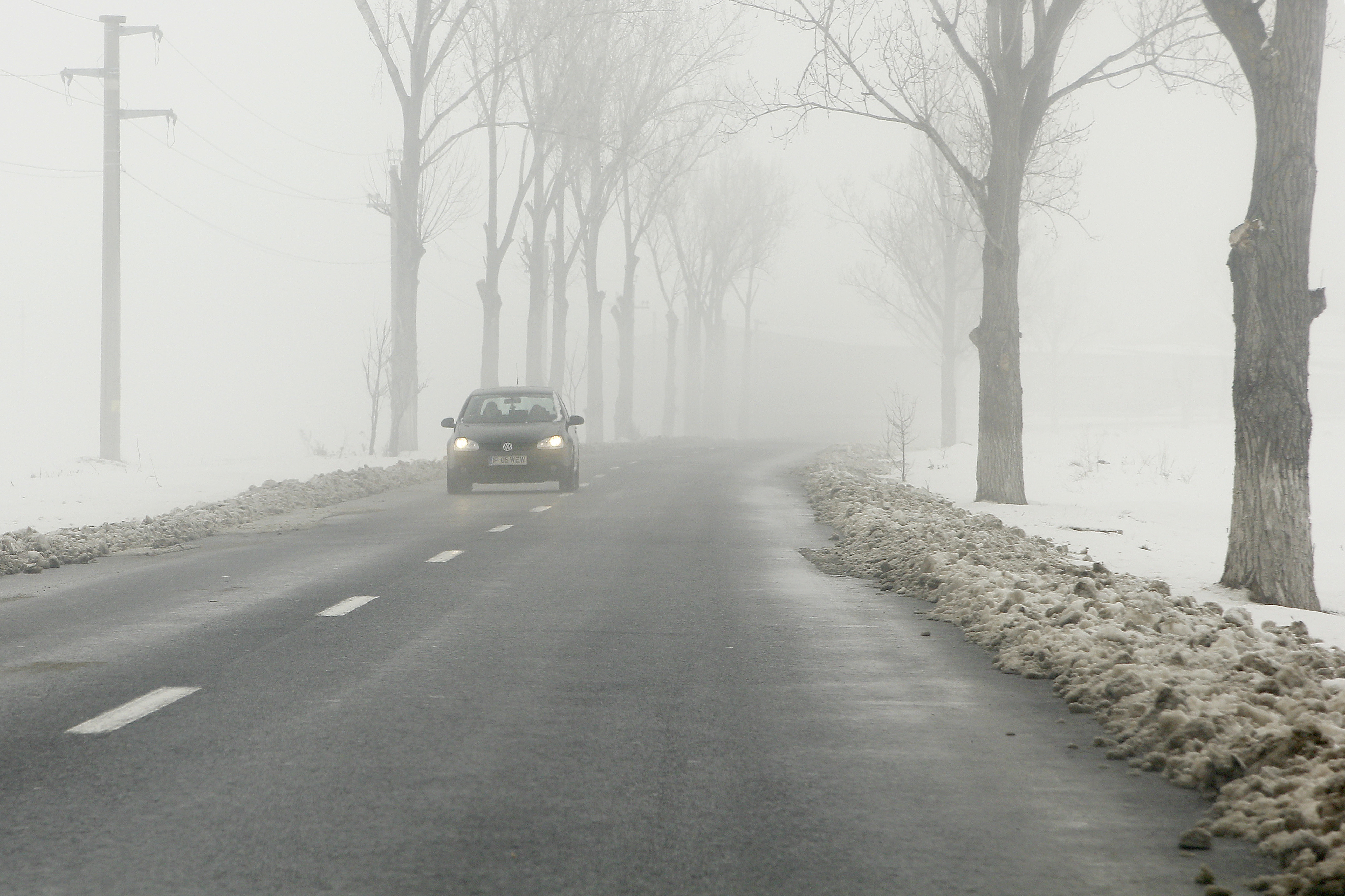 Ceata din sudul tarii i-a incurcat pe soferi si a tinut sute de pasageri blocati in aeroporturi