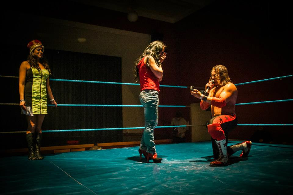 O romanca a fost ceruta de sotie intr-un ring de wrestling, imediat dupa finalul meciului