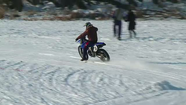 Mai multi tineri si-au riscat viata si s-au aventurat cu motocicleta pe apa inghetata a raului Mures