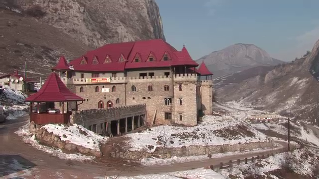 Hotelul din castel sau cum poate ambitia unui medic sa transforme o ruina intr-o fabrica de bani