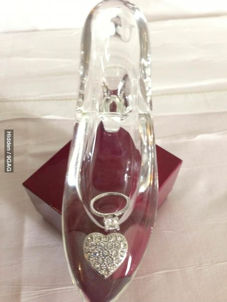 Inelul de logodna din pantoful Cenusaresei, una dintre cele mai creative cereri in casatorie. fOTO