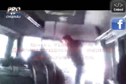 Ce se intampla in Republica Moldova cand un sofer de microbuz ii taie fata unei masini