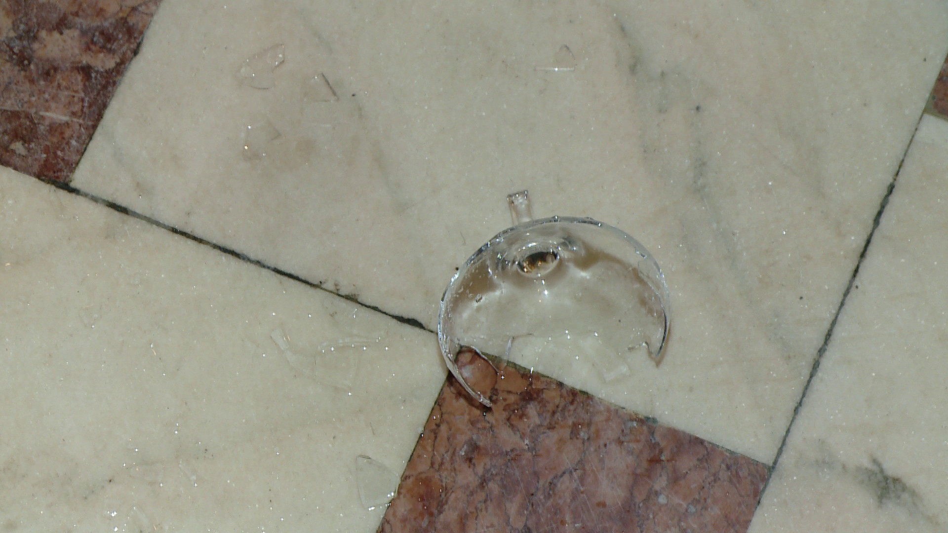 Sarbii au spart pahare ca sa aiba noroc in noul an. Noaptea trecuta au sarbatorit Revelionul