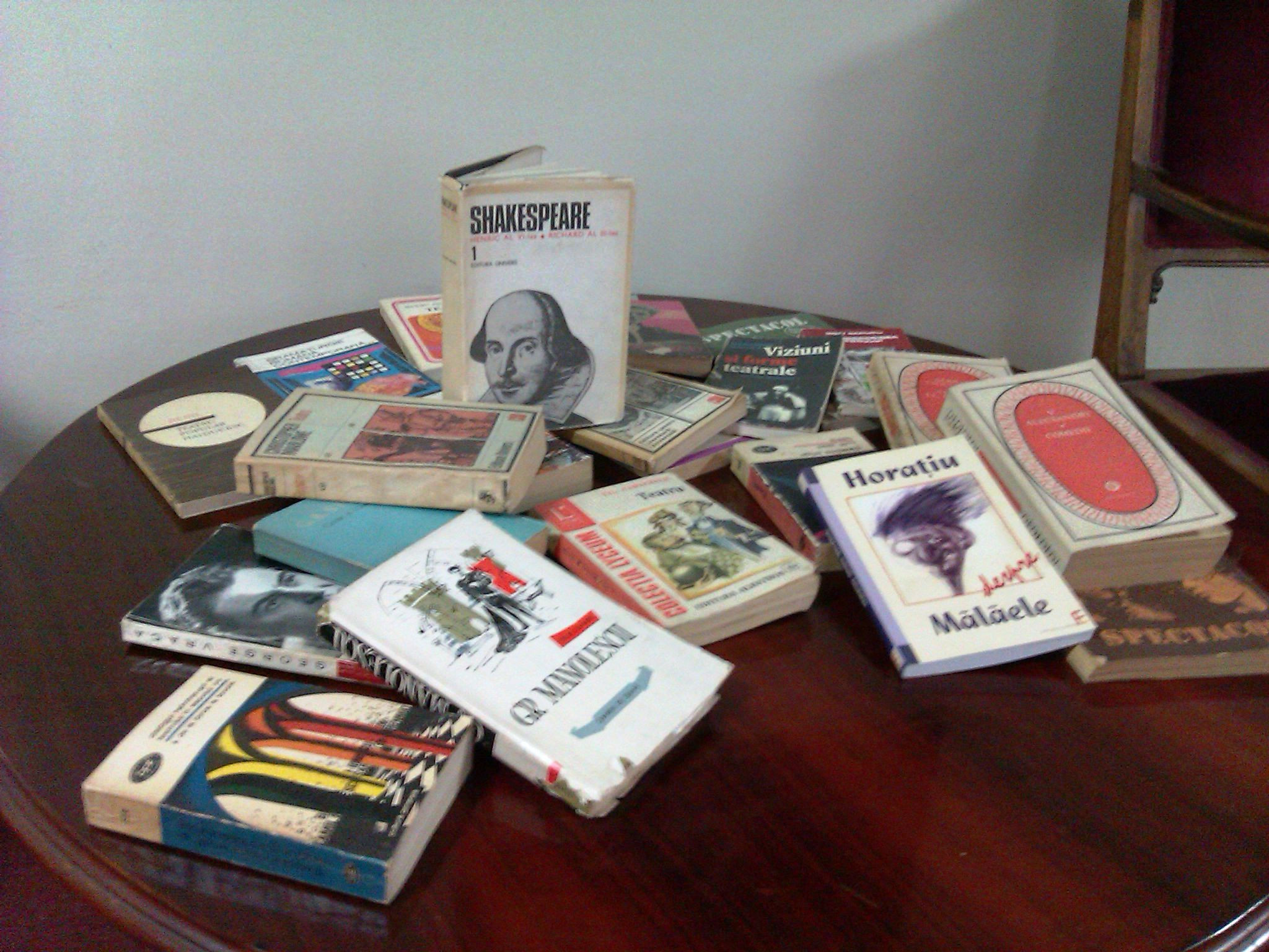 Mergi la teatru, primesti o carte. Surpriza pregatita de actori spectatorilor aradeni