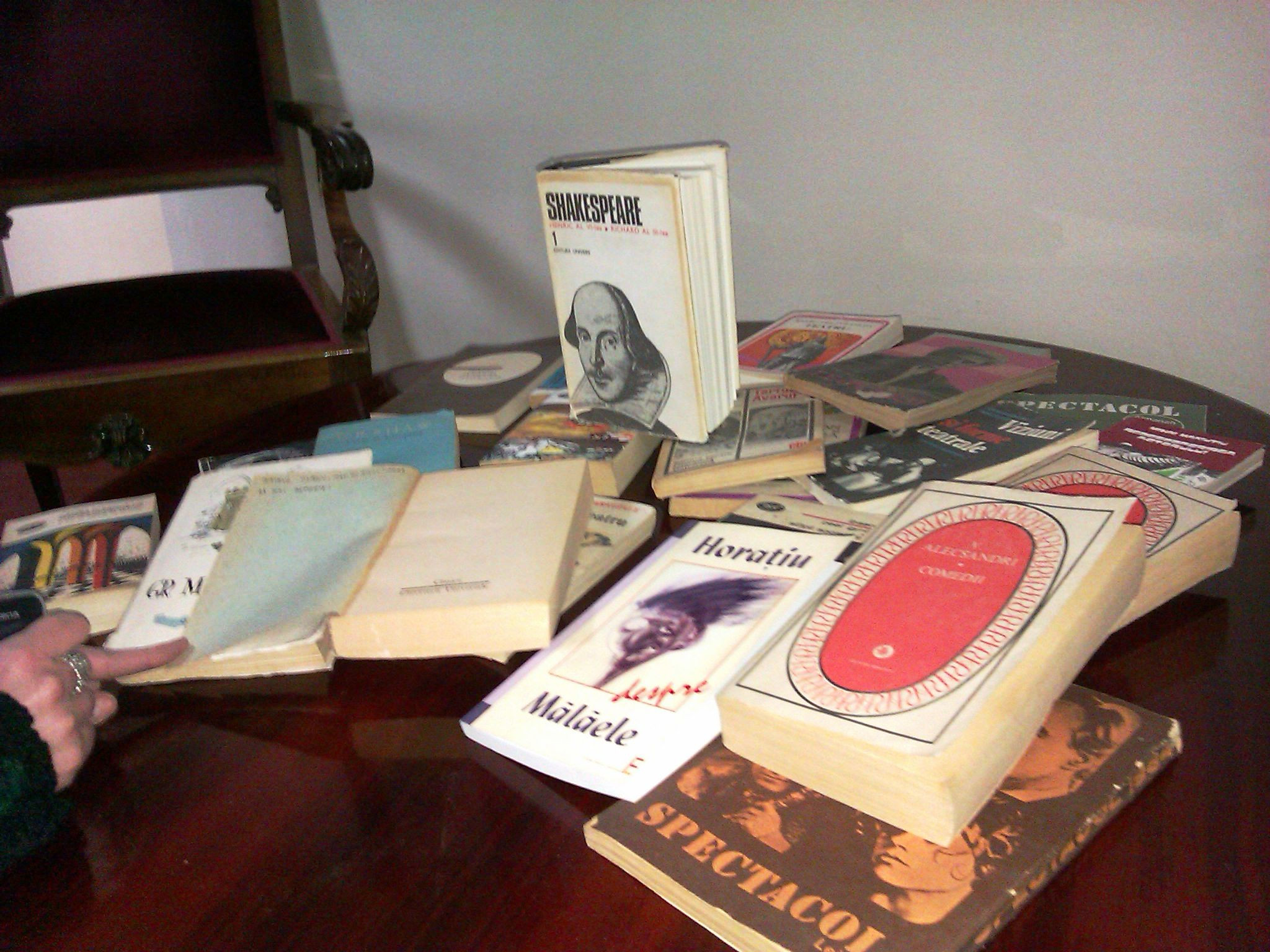 De Ziua Culturii Nationale, aradenii care au mers la teatru au primit in dar cate o carte