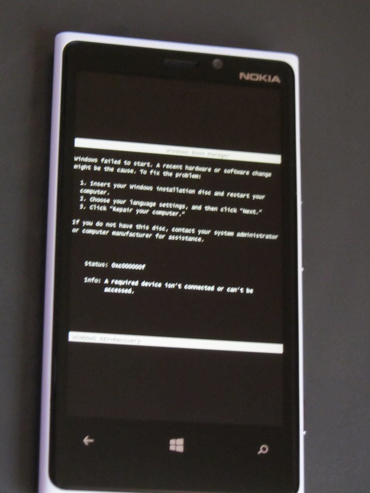 Cea mai ciudata eroare de pe un Windows Phone: "Introduceti CD-ul si restartati calculatorul"