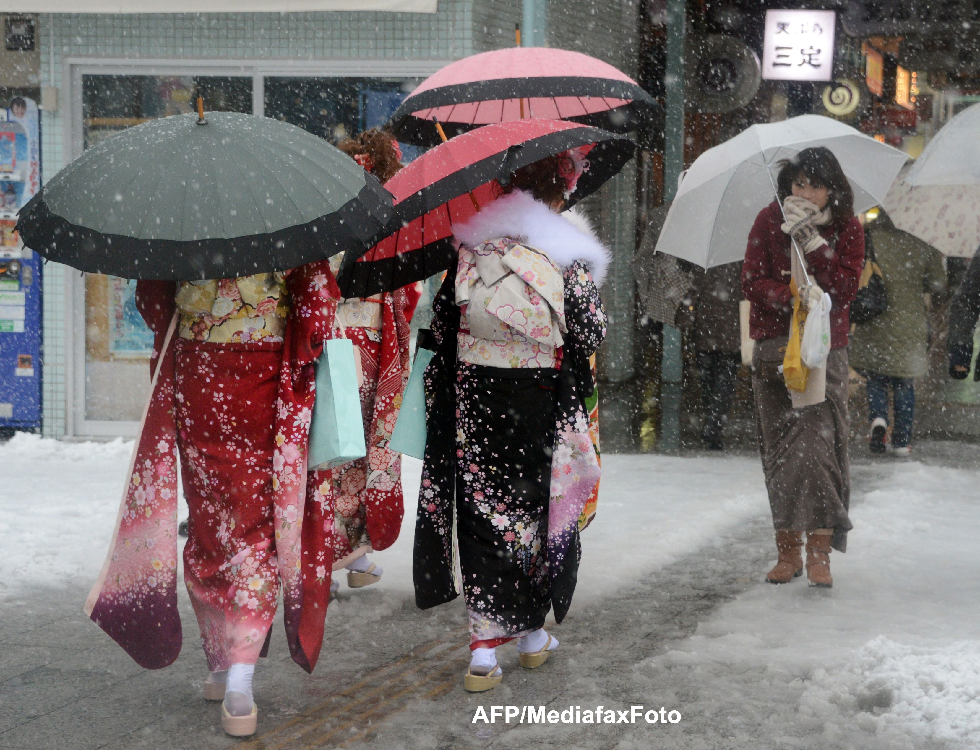 Cel putin o persoana a murit si aproape 900 sunt ranite in urma ninsorilor din estul Japoniei