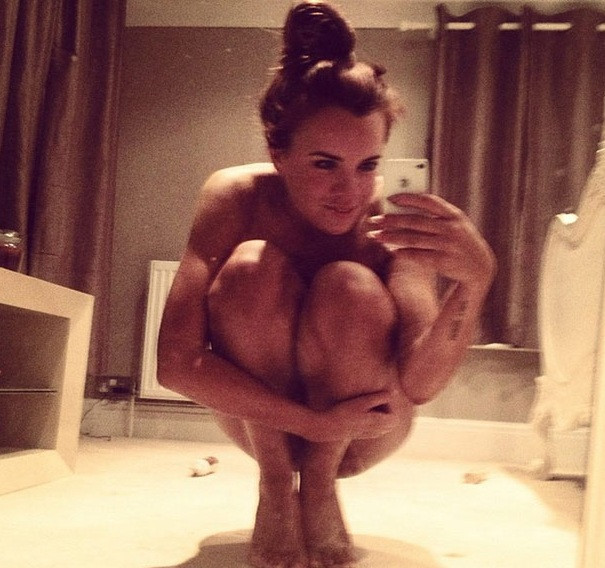 La ce se mai uita englezii: 400.000 de oameni, captivati de un model care se bronzeaza pe Twitter