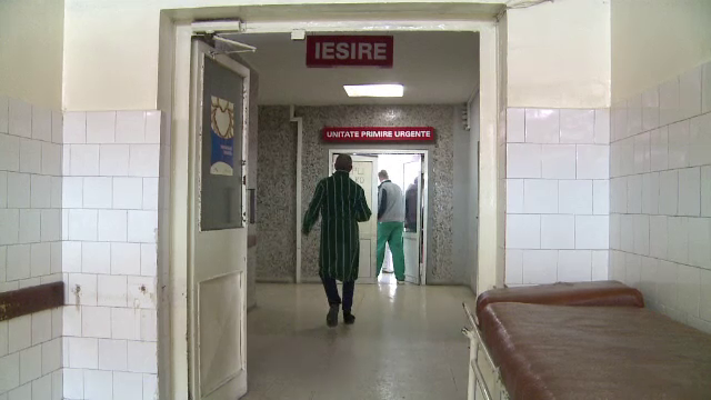 Bebelus de doua luni, internat cu hemoragie cerebrala si fracturi dupa ce a fost batut de parinti