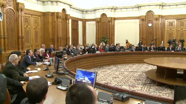 Singurii romani care isi permit sa-si ia in bloc o vacanta de o luna. Cum s-au hotarat senatorii ca n-au ce cauta la serviciu