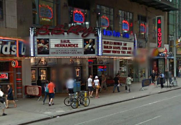 A crezut ca a calcat-o cineva. Ce a descoperit cand s-a uitat spre podeaua barului. "Era imens"