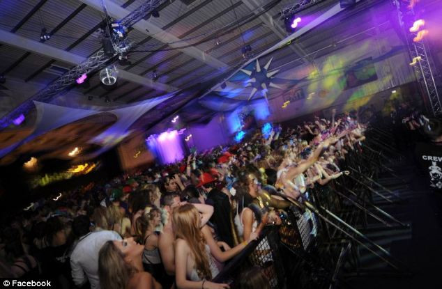 Petrecerea care a scandalizat Anglia. Un bal caritabil, transformat intr-o orgie.Interzis sub 18 ani